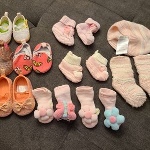 Newborn Girl Shoes/socks/Beanie